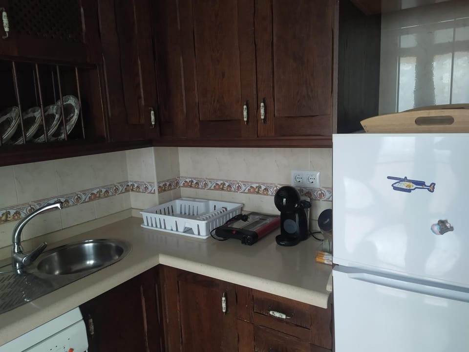 Coffee/tea facilities, Kitchen or kitchenette, stove, toaster