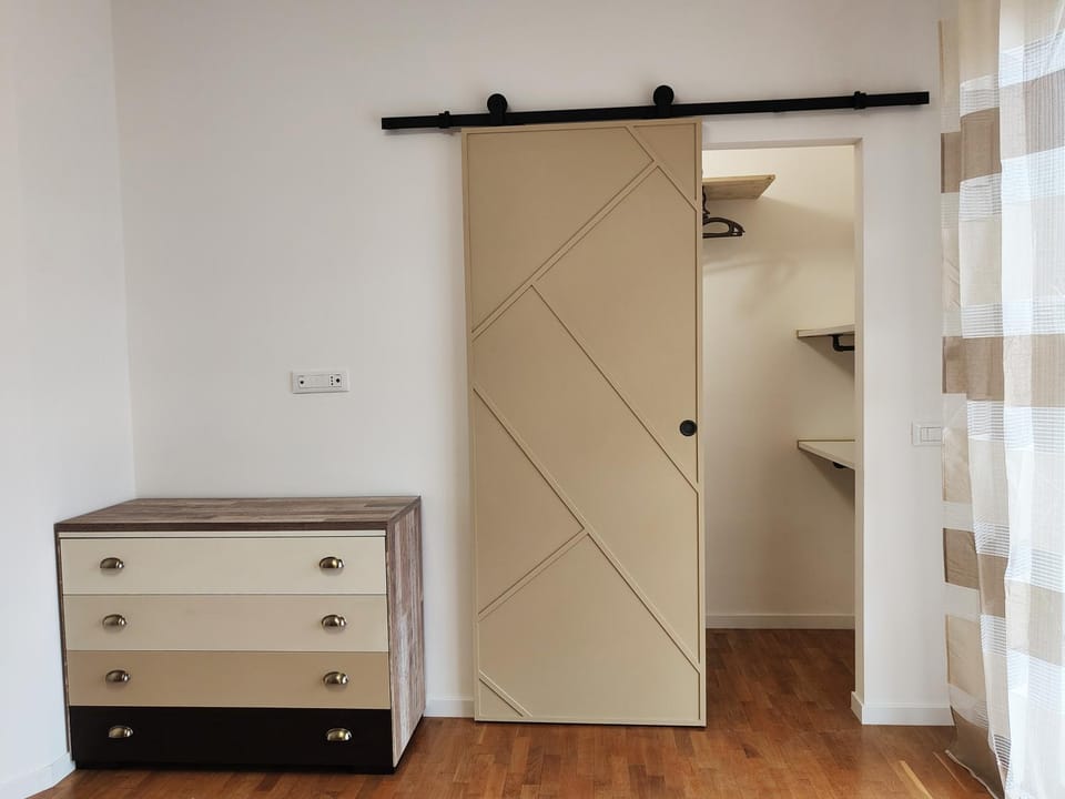 Photo of the whole room, Bedroom, wardrobe