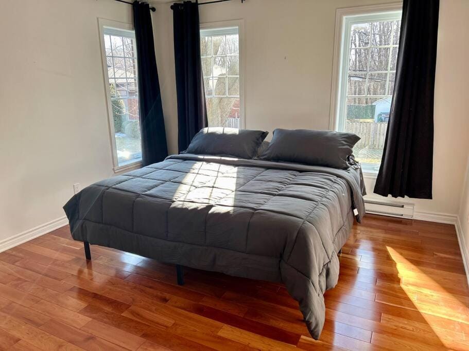 3BR House 6 Guests Near Water Villa in Laval