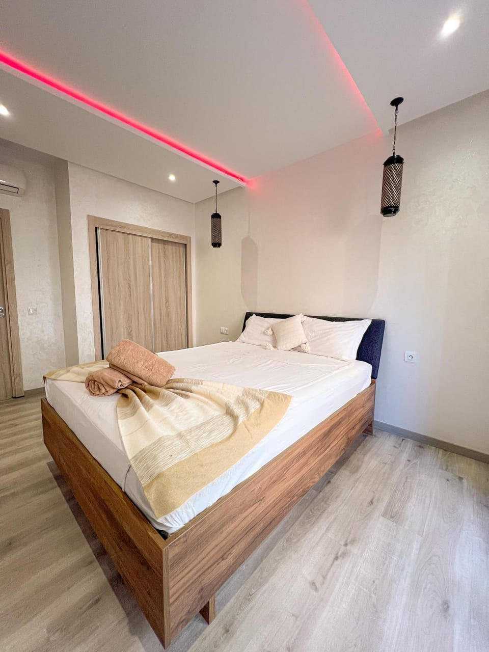 Bed, Photo of the whole room, Bedroom, towels