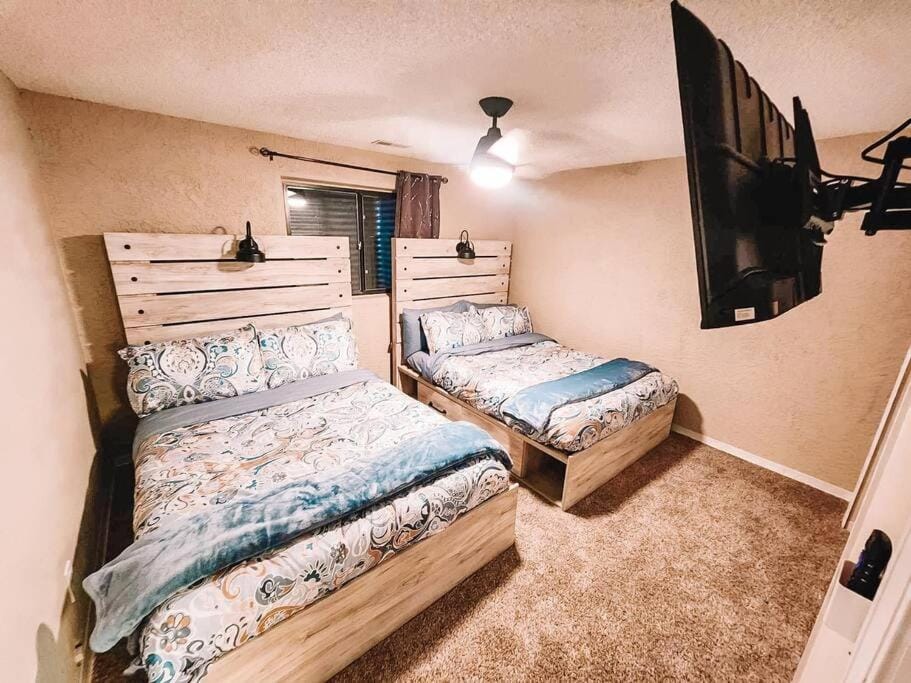 Pet Friendly/3 King Beds/Mins to Airport Villa in Colorado Springs
