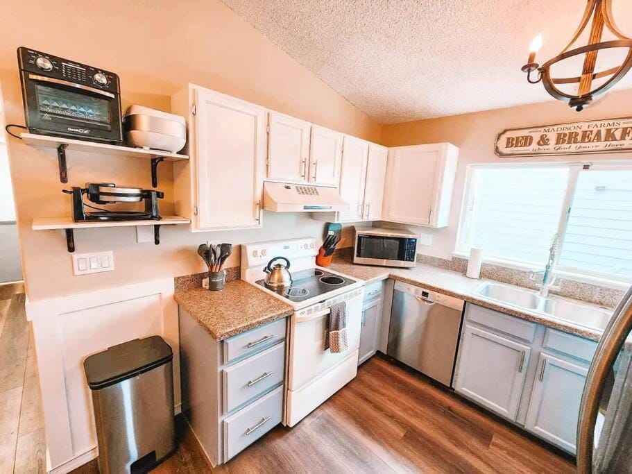 Pet Friendly/3 King Beds/Mins to Airport Villa in Colorado Springs
