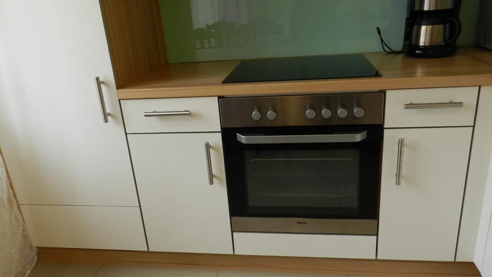 Kitchen or kitchenette, pet friendly, stove