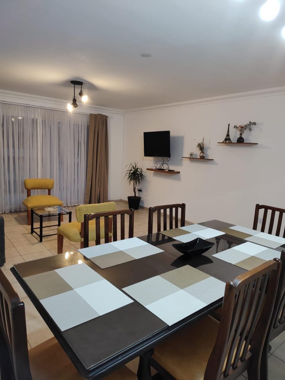 TV and multimedia, Seating area, Dining area