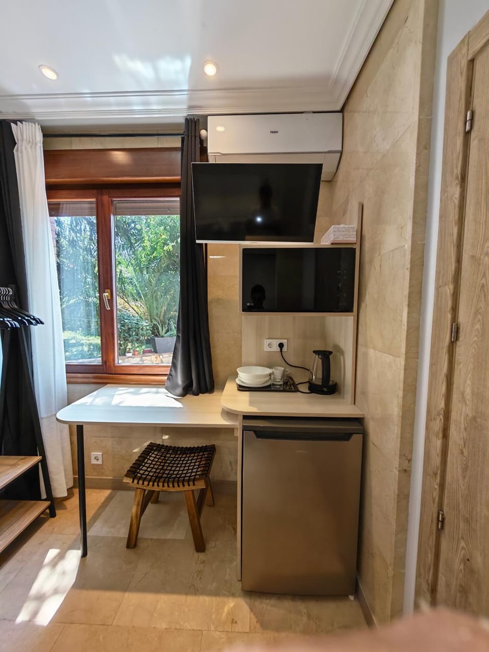Summer, TV and multimedia, Coffee/tea facilities, microwave, air conditioner