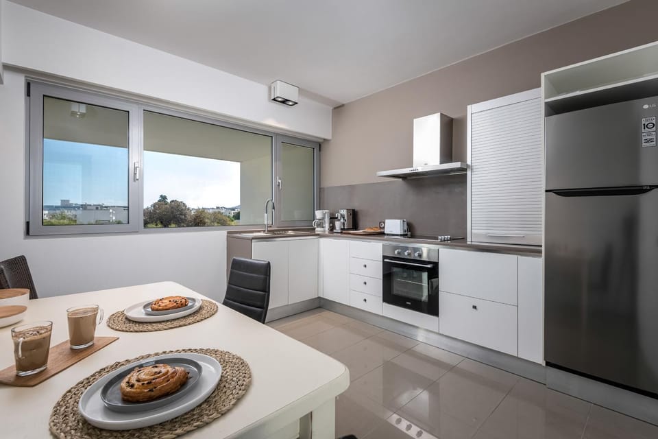 Coffee/tea facilities, Kitchen or kitchenette, Food and drinks, Dining area, oven, stove, toaster