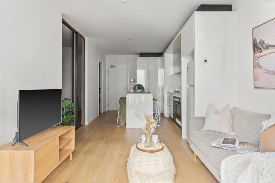 High-Rise 2BR Apt CBD I Pool, Gym & Prime Location Apartment in Melbourne