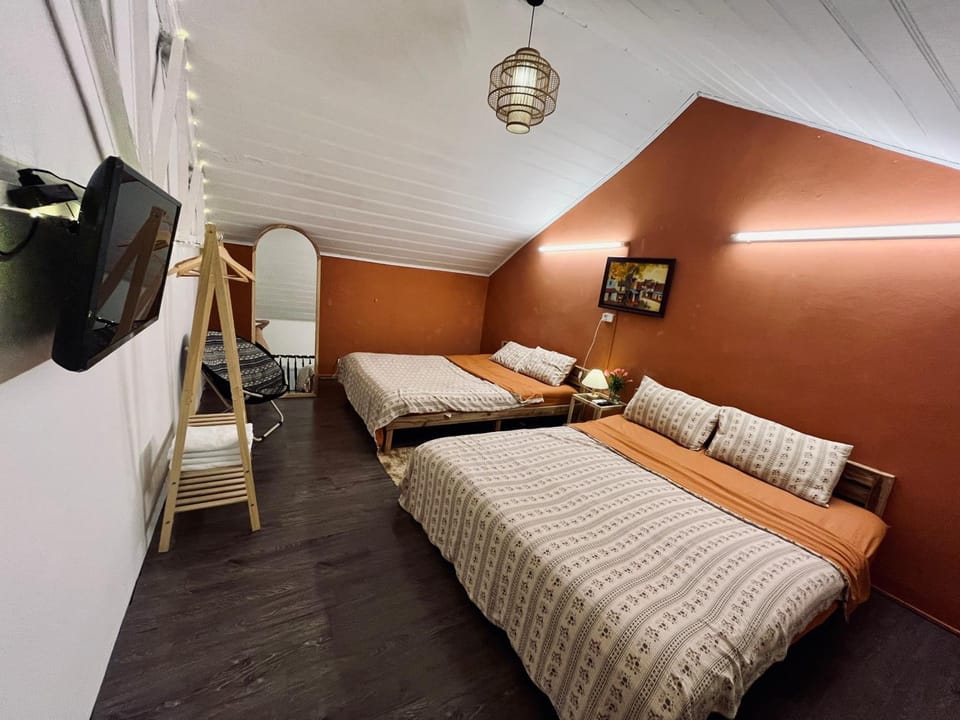 Bed, TV and multimedia, Bedroom