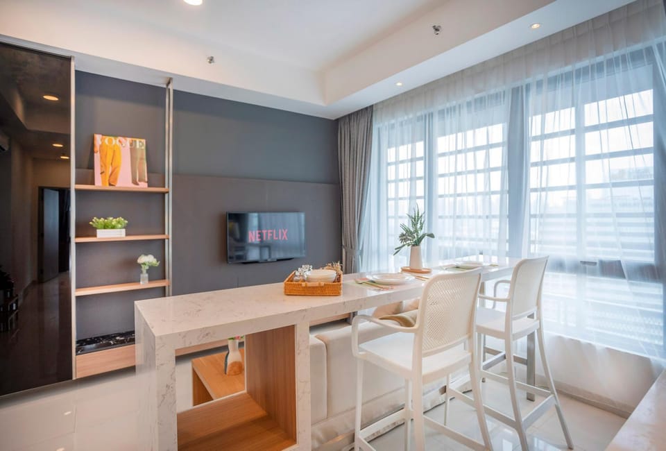 TV and multimedia, Living room, Seating area, Dining area