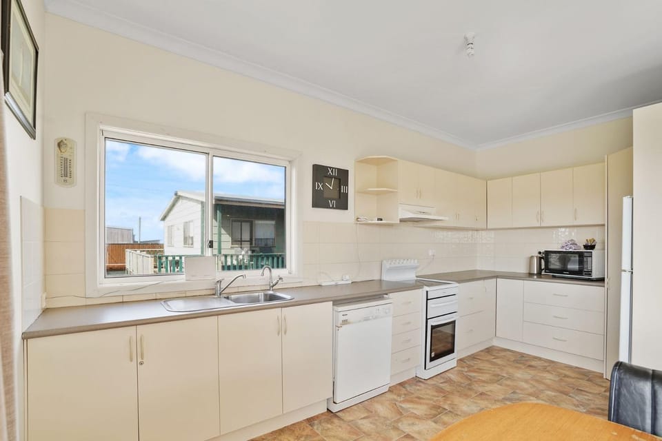 Kitchen or kitchenette, oven, stove