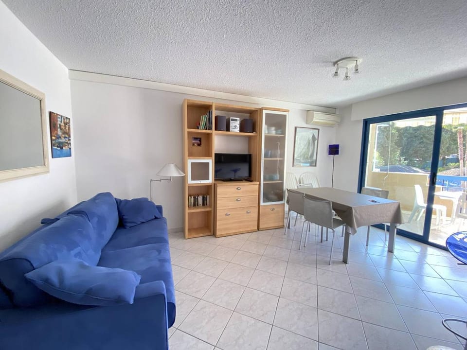 Appartement climatisé avec terrasse, proche plage et commerces, parking inclus, WiFi, classé 3* - FR-1-100-332 Apartment in Cavalaire-sur-Mer