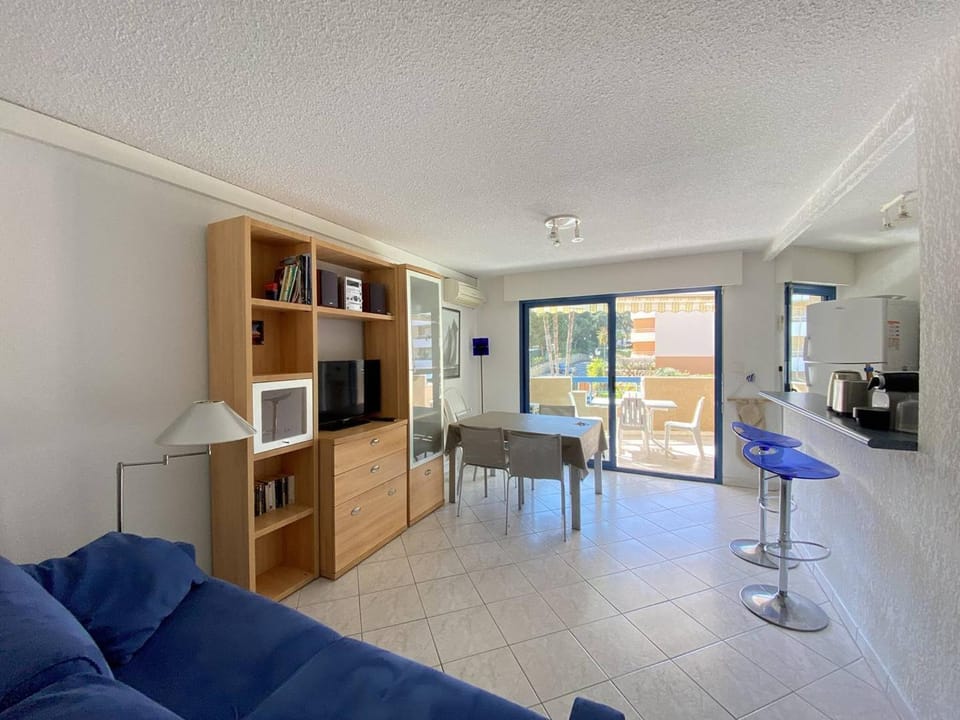 Appartement climatisé avec terrasse, proche plage et commerces, parking inclus, WiFi, classé 3* - FR-1-100-332 Apartment in Cavalaire-sur-Mer