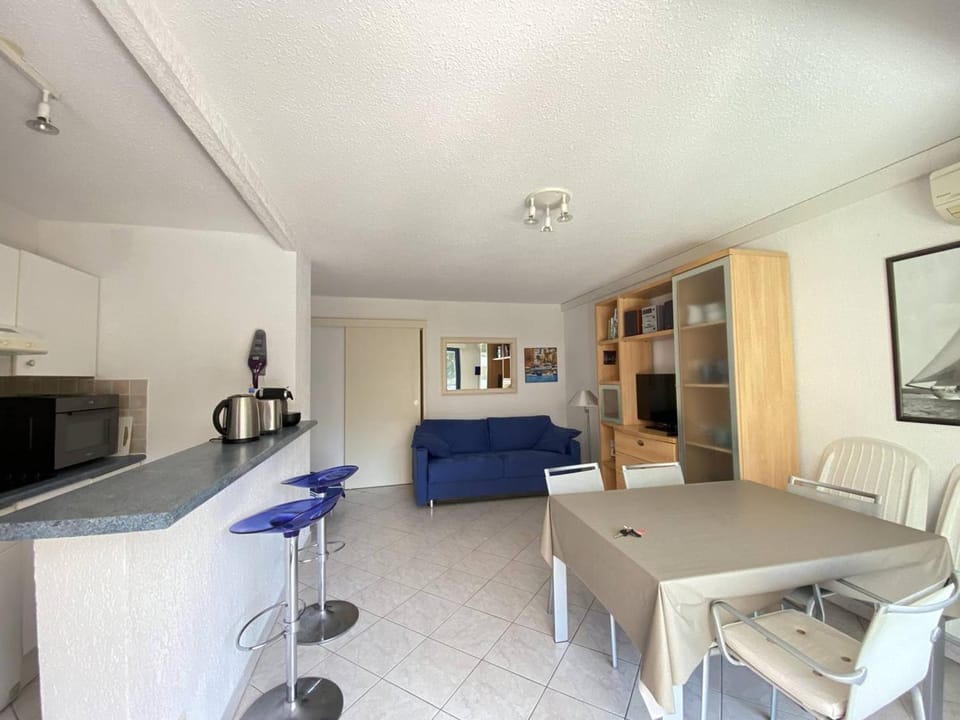 Appartement climatisé avec terrasse, proche plage et commerces, parking inclus, WiFi, classé 3* - FR-1-100-332 Apartment in Cavalaire-sur-Mer