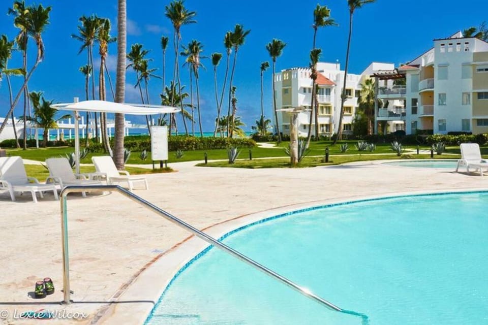 Playa Turquesa Ocean Club A-202, highspeed Wi-Fi, pools, free beach chairs Apartment in Punta Cana