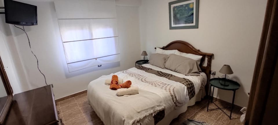 Bed, TV and multimedia, Photo of the whole room, towels, wardrobe