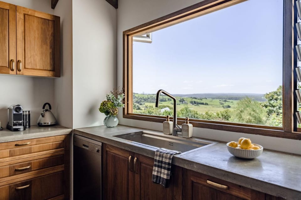 Eagles Nest Milton - Stay 3, Pay 2 House in Milton