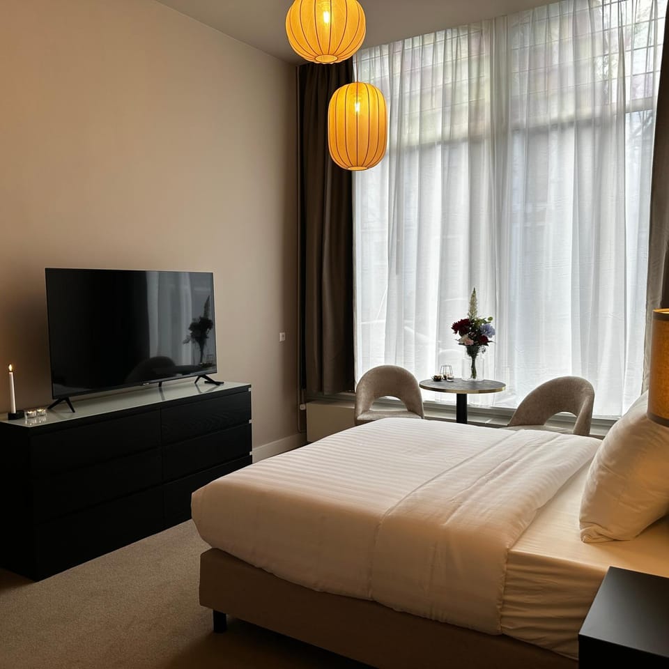 TV and multimedia, Seating area, Bedroom