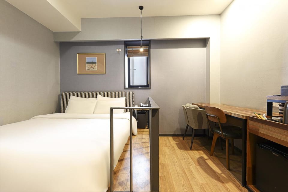 Bed, Decorative detail, Bedroom, Area and facilities