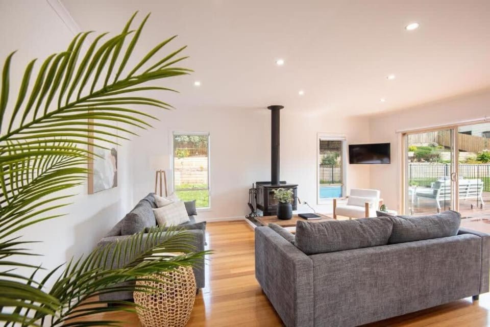 TV and multimedia, Living room, Seating area, Evening entertainment, flat iron