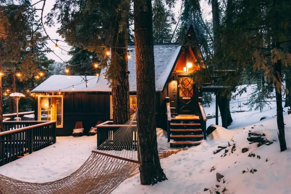Lightfoot Cabin Mid-Century Perfect Romantic Getaway Hot Tub Sauna Cabin in Running Springs