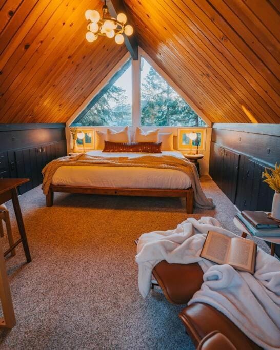 Lightfoot Cabin Mid-Century Perfect Romantic Getaway Hot Tub Sauna Cabin in Running Springs