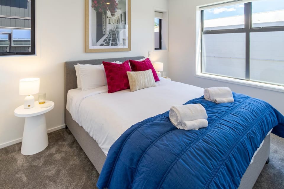 Bed, Photo of the whole room, Decorative detail, towels
