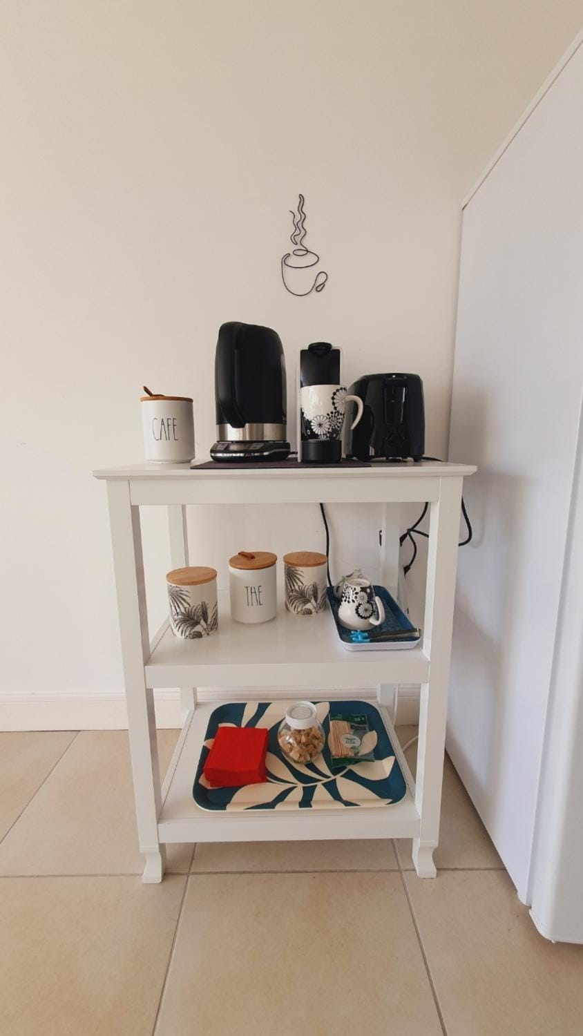 Coffee/tea facilities, Lunch, Drinks