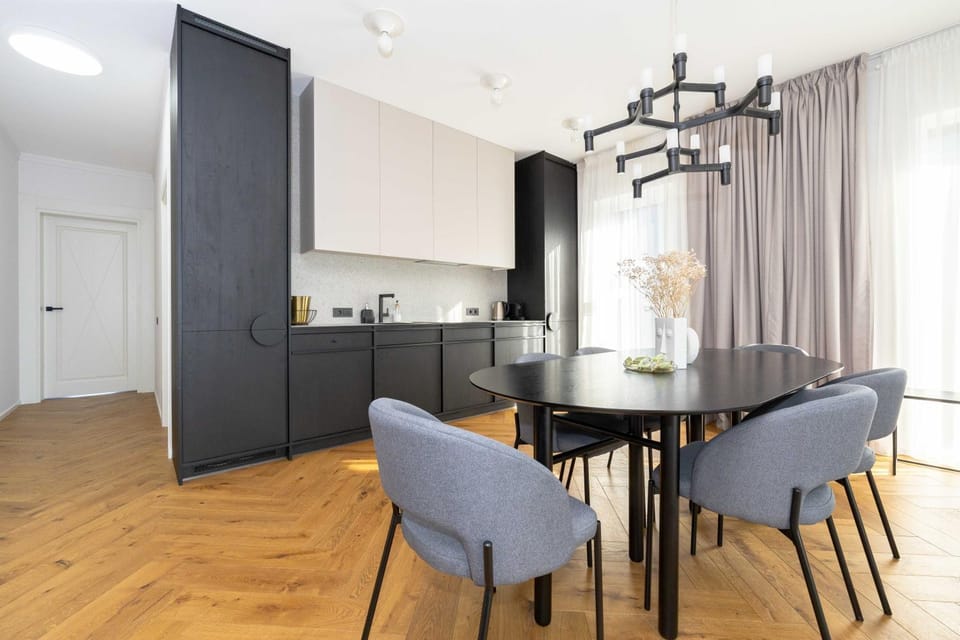 Kitchen or kitchenette, Dining area