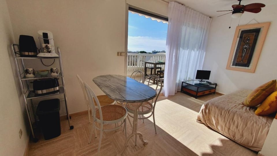 Coffee/tea facilities, Kitchen or kitchenette, Dining area, toaster