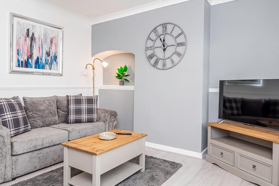 Communal lounge/ TV room, TV and multimedia, Living room, Seating area, Evening entertainment