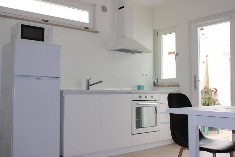 Kitchen or kitchenette, Dining area, minibar, pet friendly, stove