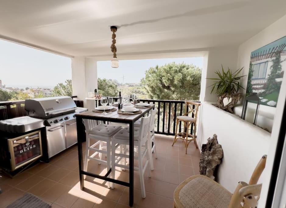 Luminoso hogar para familias- terraza, vistas al mar, plaza de parking - 7P Apartment in Benalmadena