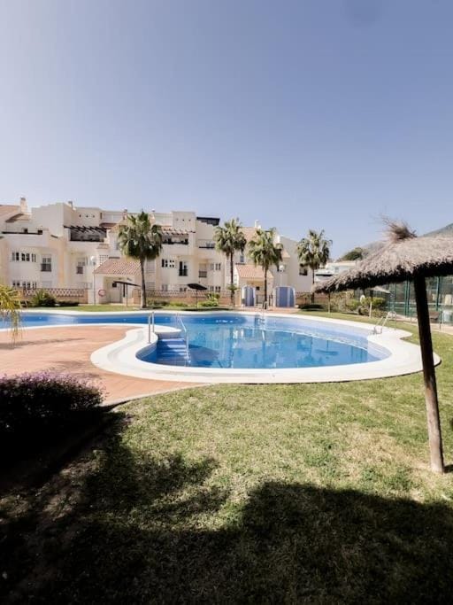 Luminoso hogar para familias- terraza, vistas al mar, plaza de parking - 7P Apartment in Benalmadena