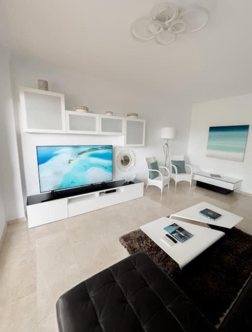 Luminoso hogar para familias- terraza, vistas al mar, plaza de parking - 7P Apartment in Benalmadena