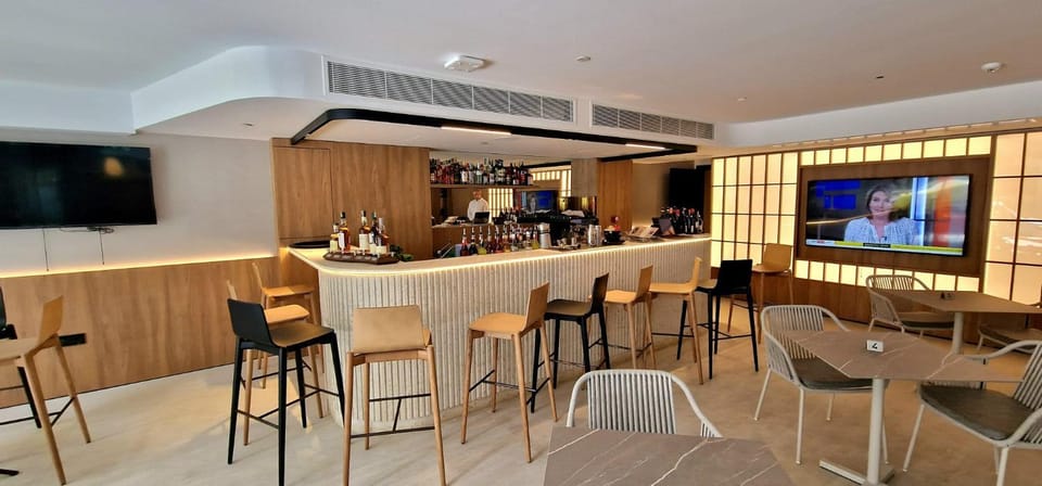 Lounge or bar, Food and drinks