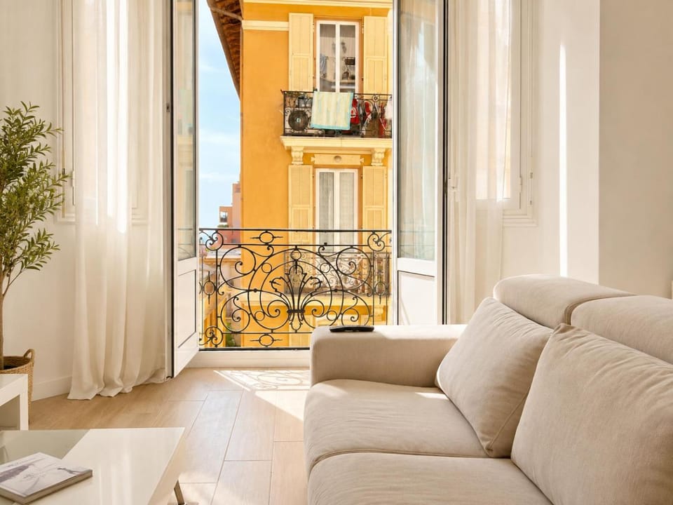 Spacious & Stylish 3 bedroom Near Monaco House in Avenue du Carnier