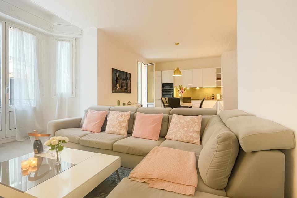 Spacious & Stylish 3 bedroom Near Monaco House in Avenue du Carnier