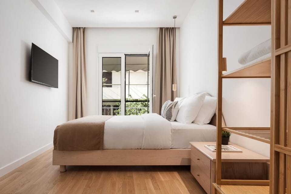 Bed, TV and multimedia, Photo of the whole room, Bedroom
