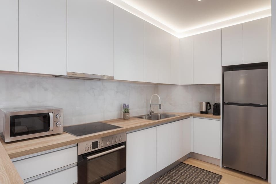 Kitchen or kitchenette, minibar