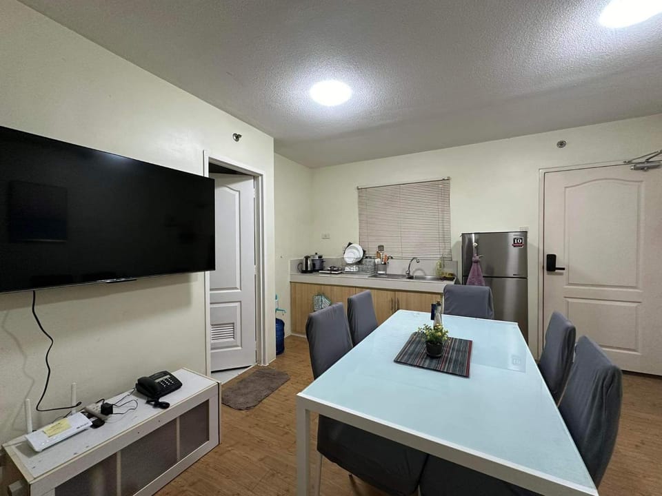 Kitchen or kitchenette, Dining area, minibar