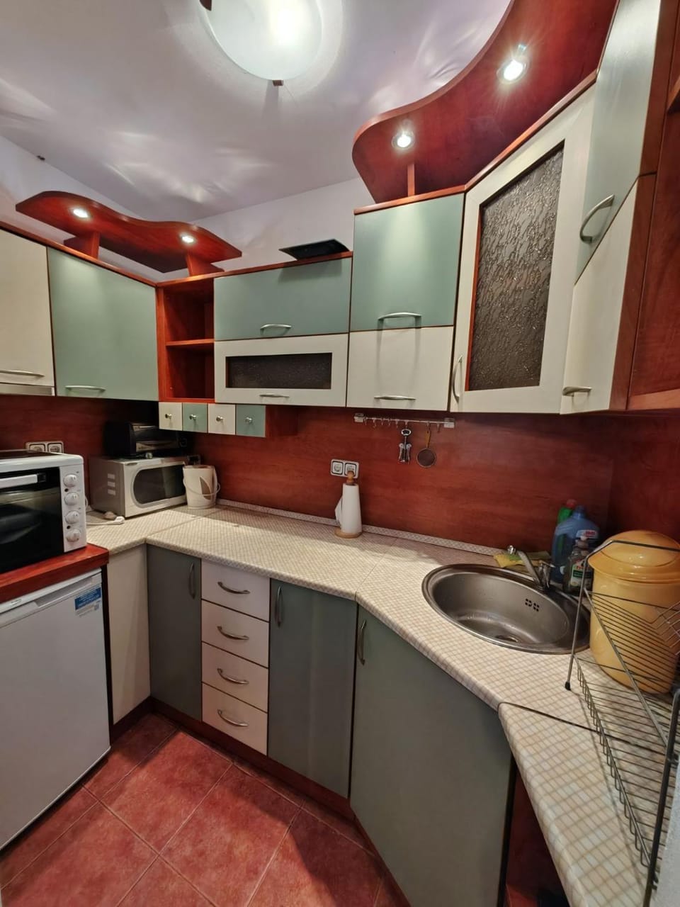 Kitchen or kitchenette, minibar, stove