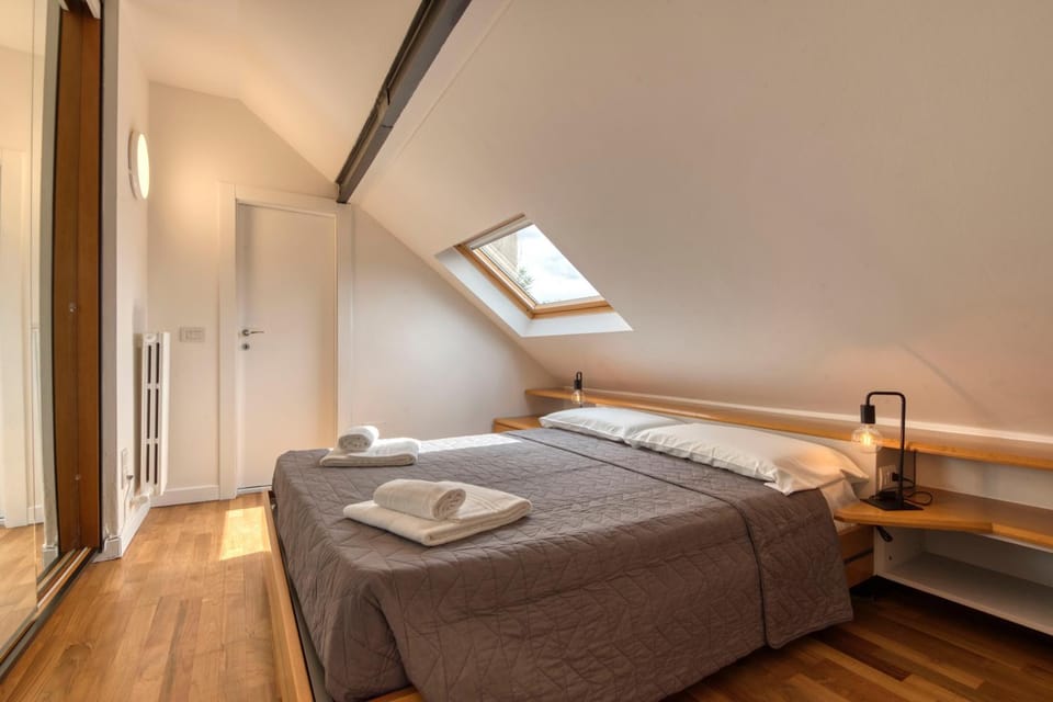Bed, Photo of the whole room, Bedroom, towels