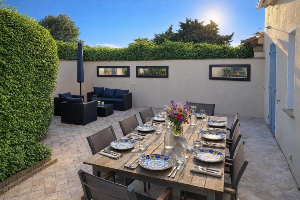 Property building, Balcony/Terrace, Living room