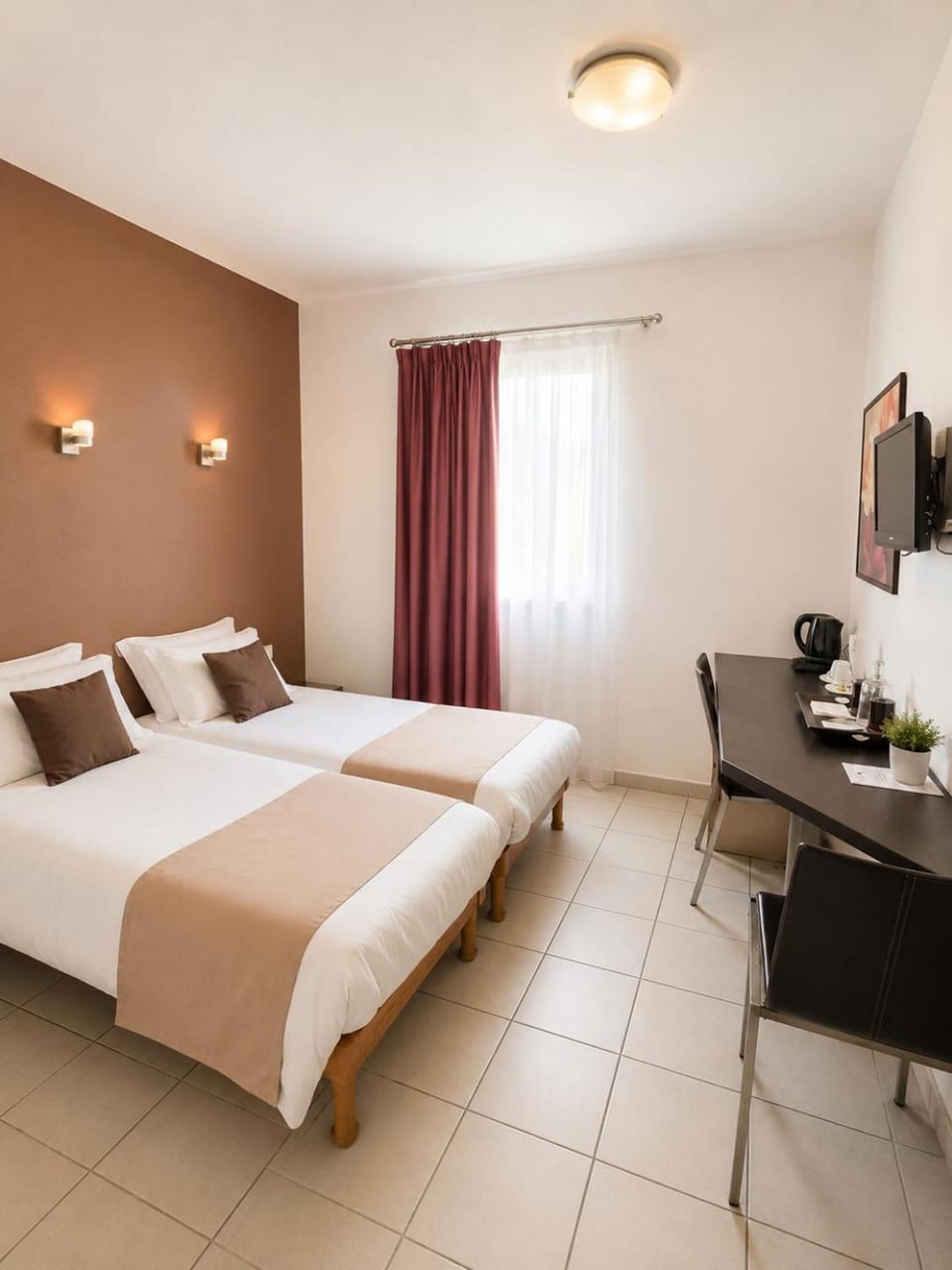 Bed, TV and multimedia, Photo of the whole room, Bedroom