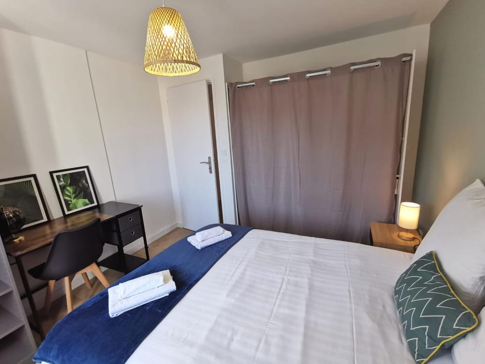 Photo of the whole room, Seating area, Bedroom