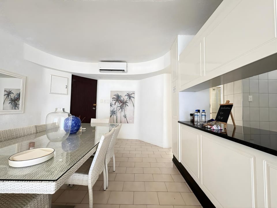 Coffee/tea facilities, Kitchen or kitchenette, Dining area, internet, internet, kitchen, kitchen, air conditioner, air conditioner