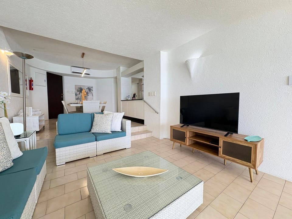 Day, TV and multimedia, Living room, Lounge or bar, Photo of the whole room, Decorative detail, Decorative detail, Seating area, Area and facilities, Area and facilities, furniture, furniture, internet, air conditioner, air conditioner