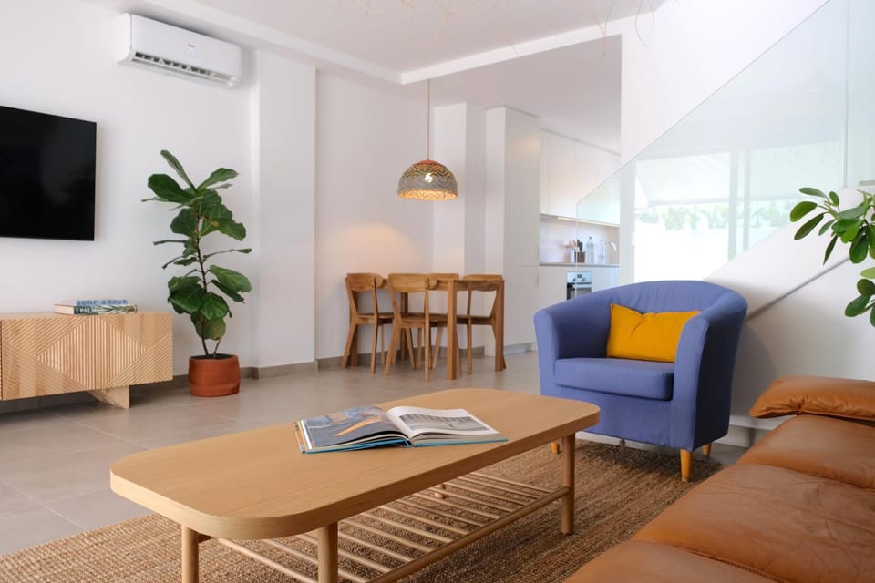 Communal lounge/ TV room, TV and multimedia, Living room, Seating area, air conditioner