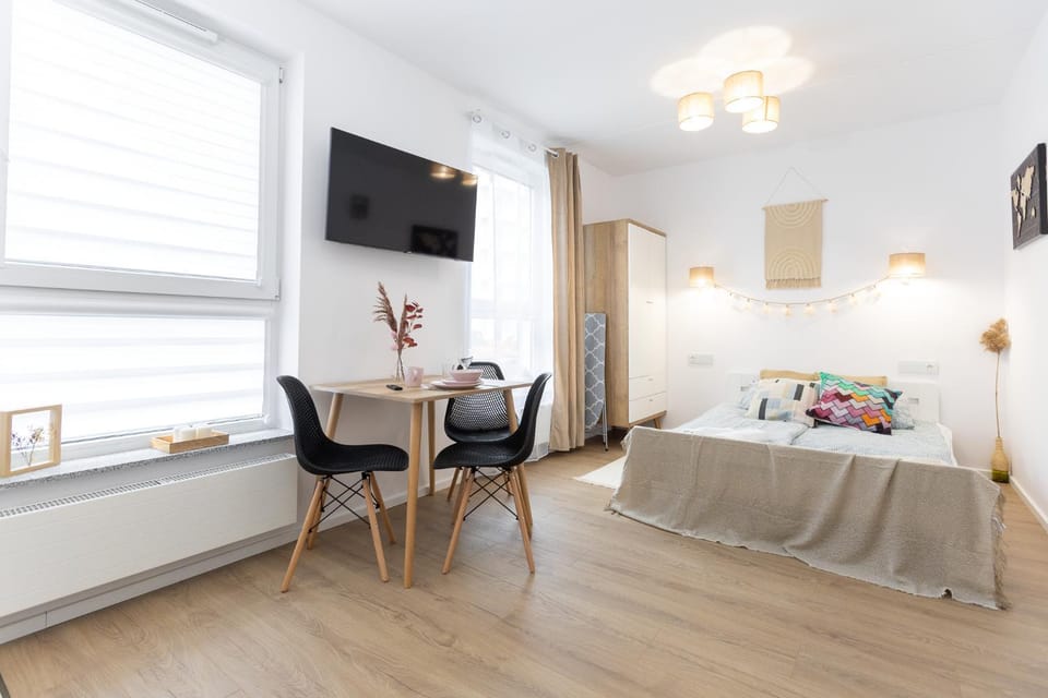 Bed, Living room, Photo of the whole room, Seating area, Bedroom