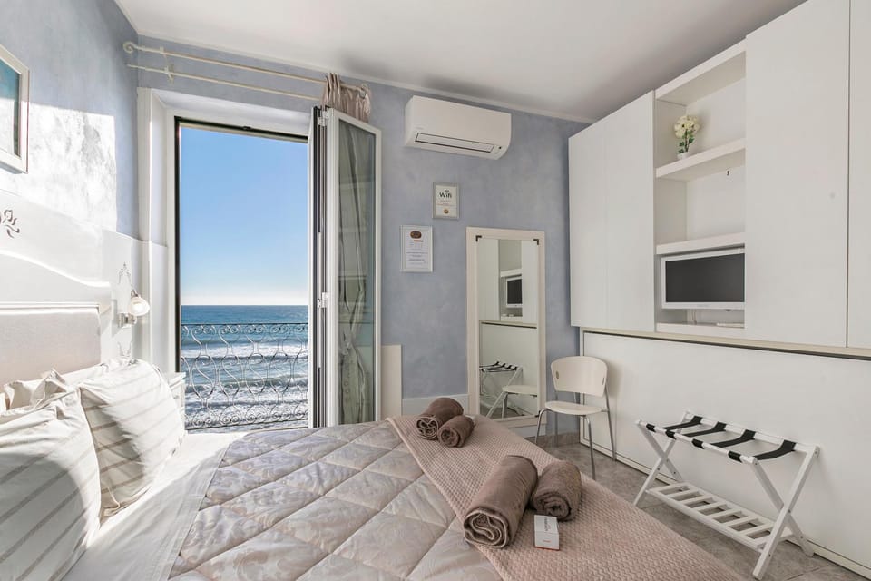 Bed, TV and multimedia, Bedroom, Sea view, air conditioner